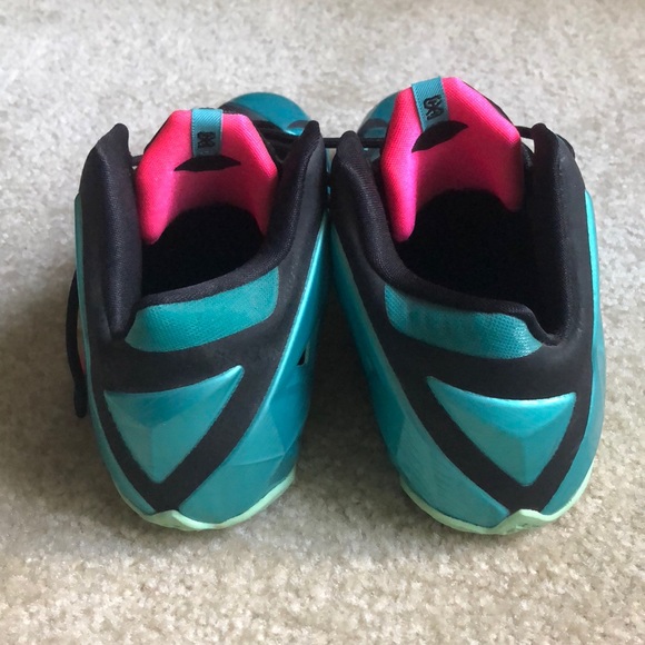 Lebron James Nike shoes - Picture 2 of 8